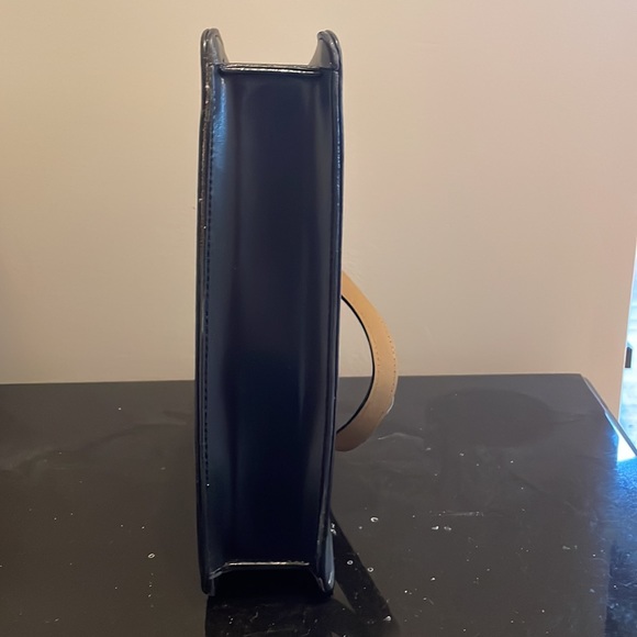 Mondani New York, black purse, GUC, zipper closure - Picture 5 of 10